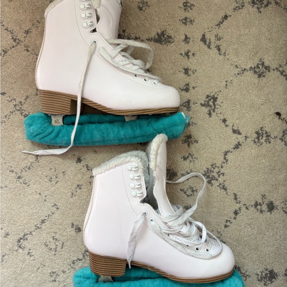 Soft Skate 380 White Girl’s Figure Skates Size 9 1/3 (FREE GUARDS, BAG, GLOVES) - Picture 1 of 9